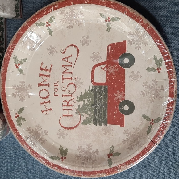Paper Plates Dinner Dessert Luncheon Cocktail Cups Set Merry Christmas Truck NWT - Picture 2 of 6